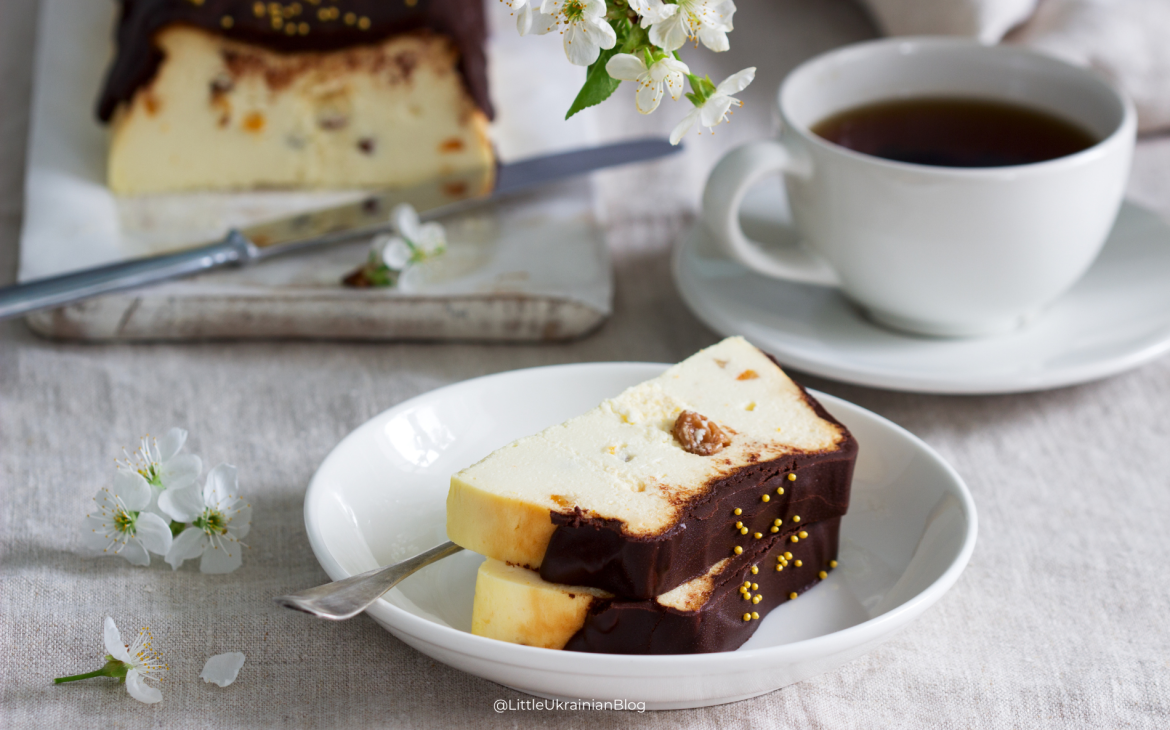 Traditional Lviv syrnyk cheesecake served with chocolate glaze, a classic western Ukrainian dessert closely associated with Lviv café culture and Galician cuisine.